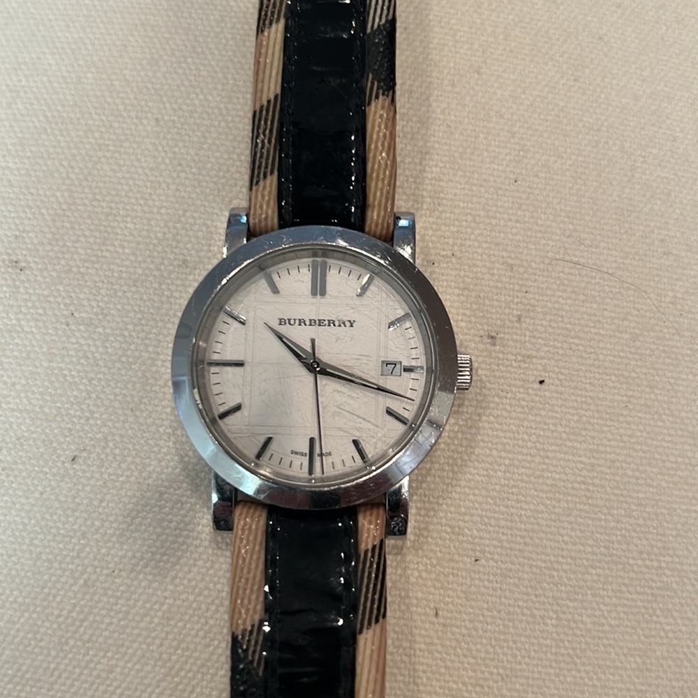Burberry White Stainless Steel Heritage BU1388 Women's Wristwatch 38MM - Picture 2 of 5